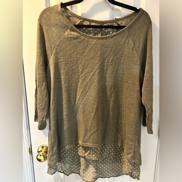 NEW York & Company Split Back top - Picture 2 of 4